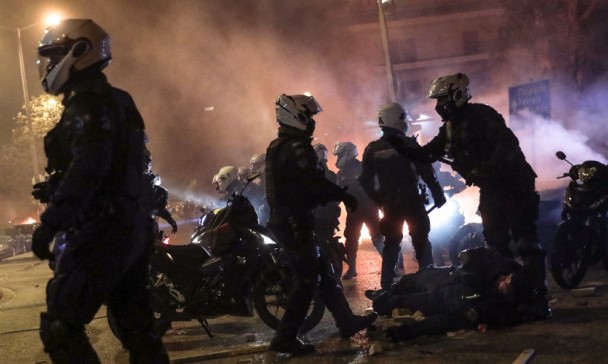 Αστυνομική μανία στη Νέα Σμύρνη: «Πάμε να τους σκοτώσουμε! Θα τους γα@@@ουμε!» [Βίντεο]